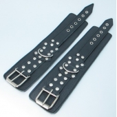 Чёрные кожаные оковы с клепками - БДСМ Арсенал - купить с доставкой в Самаре