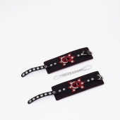 Черные кожаные наручники с красным декором и строчкой - Crazy Handmade - купить с доставкой в Самаре