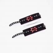 Черные кожаные наручники с красным декором и строчкой - Crazy Handmade - купить с доставкой в Самаре
