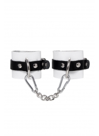 Бело-черные кожаные наручники с одним ремешком с люверсами - Pecado - купить с доставкой в Самаре