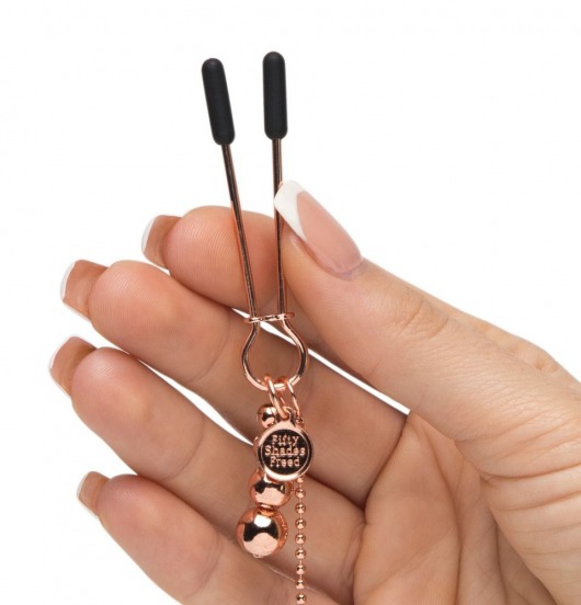 Золотистые зажимы для сосков и клитора All Sensation Nipple and Clitoral Chain - Fifty Shades of Grey - купить с доставкой в Самаре
